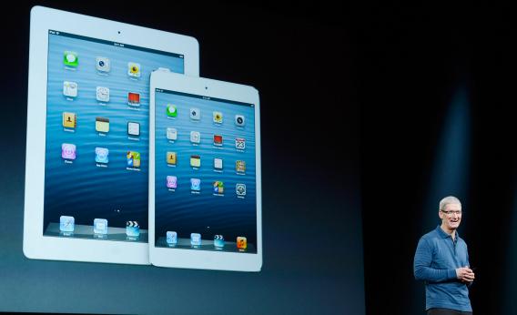 Tim-Cook_iPad-Mini